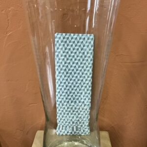 Vase en verre blanc cylindrique à la forme contemporaine idéal pour les bouquets xxl