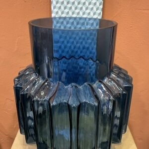Vase en verre bleu à la forme originale,parfait pour vos bouquets bohème frais ou secs