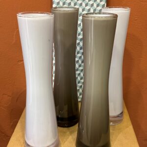 Vase de type soliflor en résine peut accueillir de une à trois roses