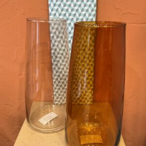 Vase en verre aux tonalités fumées aux lignes simples contemporaines