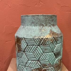 Vase en grès patiné vert et or aux motifs géométriques