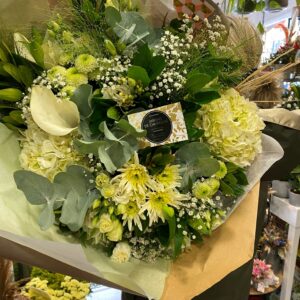 Bouquet composé de fleurs de saison en camaïeu de blanc /vert modèle présenté en taille xxl
