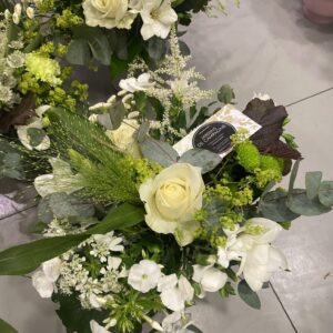 Bouquets de table à l’esprit jardin bohème avec un travail de fleurs et de feuillages